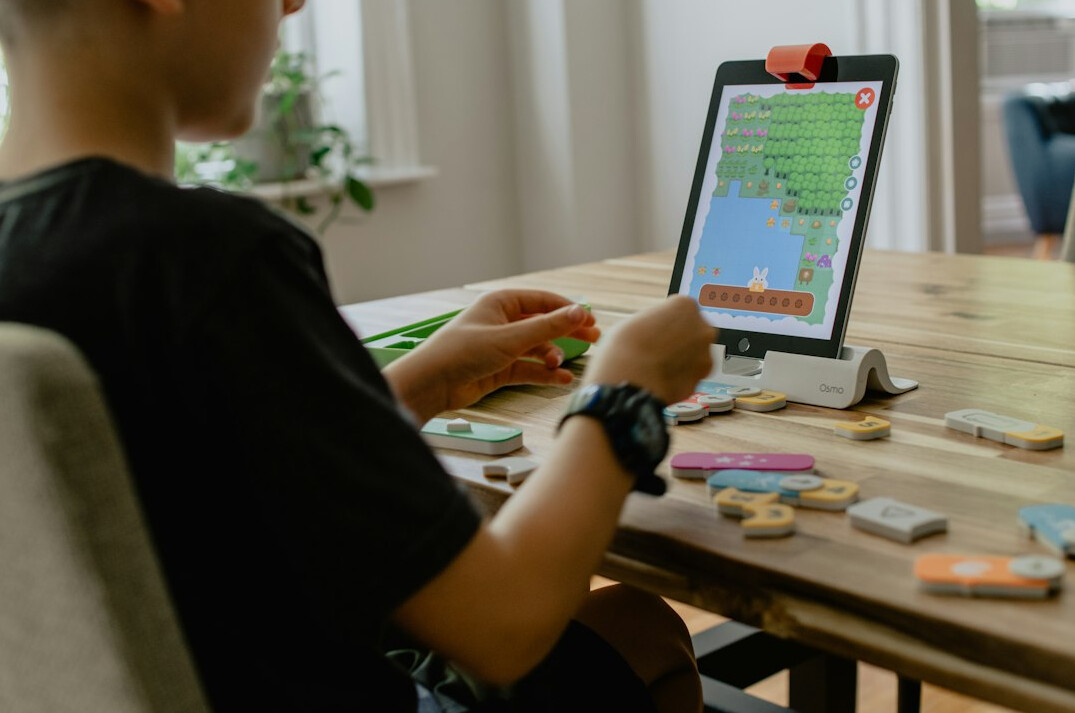 kids in coding class